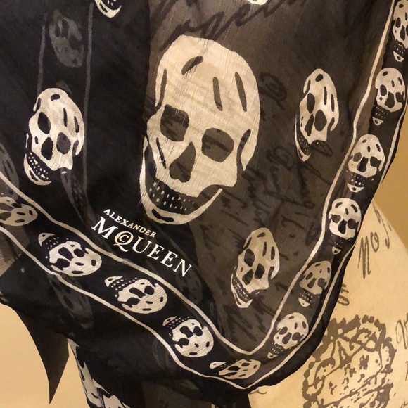 💀Alexander McQueen Large Silk Chiffon Skull print lightweight unisex scarf - Picture 4 of 8